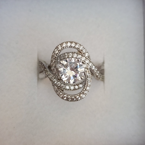 White Gold And Round 2CT Diamond In A Unique Swirl Pattern - Brand New - Picture 1 of 2